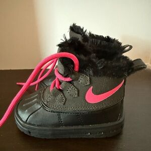 Nike Kids Boots in Black with Pink Accents size 5 mint